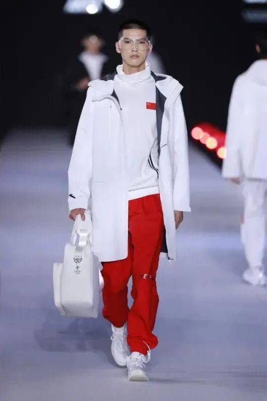 北京2022年冬奧會特許商品國旗款運(yùn)動服裝發(fā)布會